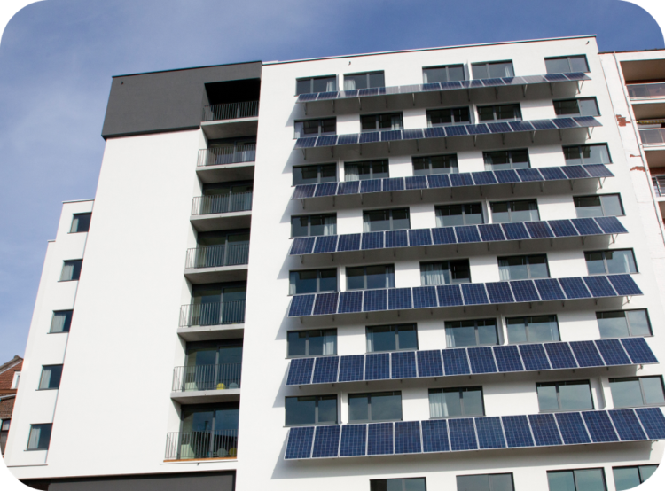 Installatie van zonnepanelen voor duurzame energie bij Upgrade Estate.