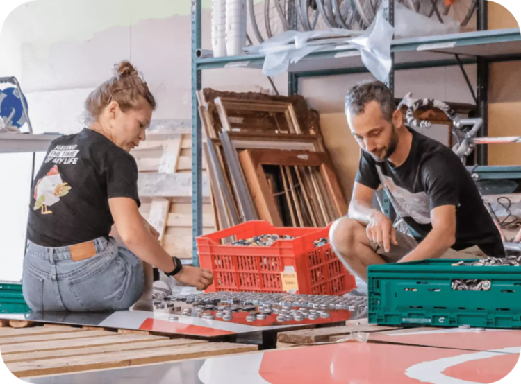 Look & feel team van Upgrade Estate bezig met upcyclingproject