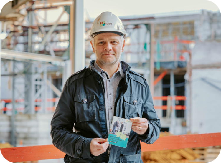 Werfleider met het zakwoordenboekje in de hand op een werf van Upgrade Estate