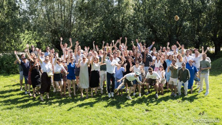 Teamfoto van de werknemers van Upgrade Estate