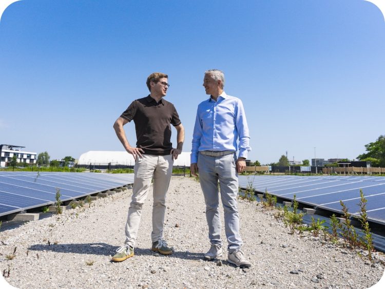Jeroen in gesprek met een partner bij het zonnepark op The Loop in Gent.