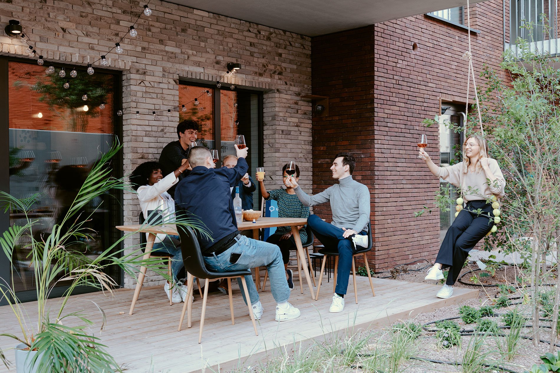 Gezellige Upliving community die samen geniet van een hapje en een drankje.