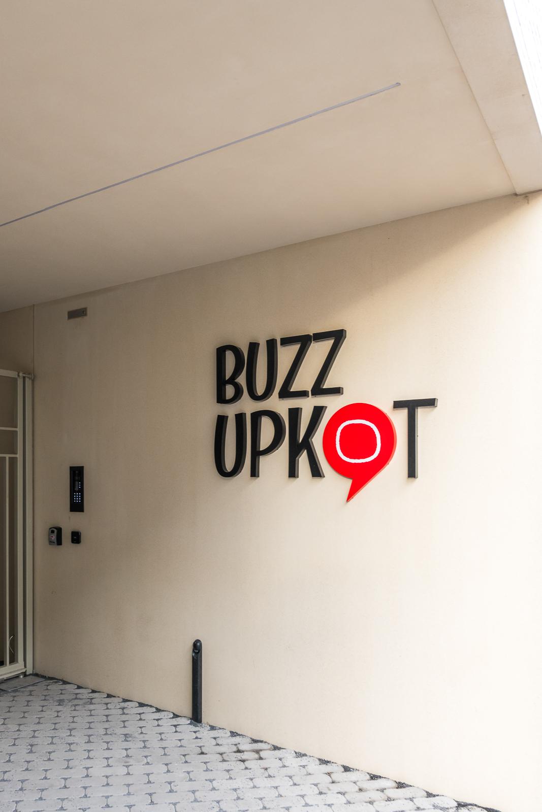 Buz Upkot ingang met logo