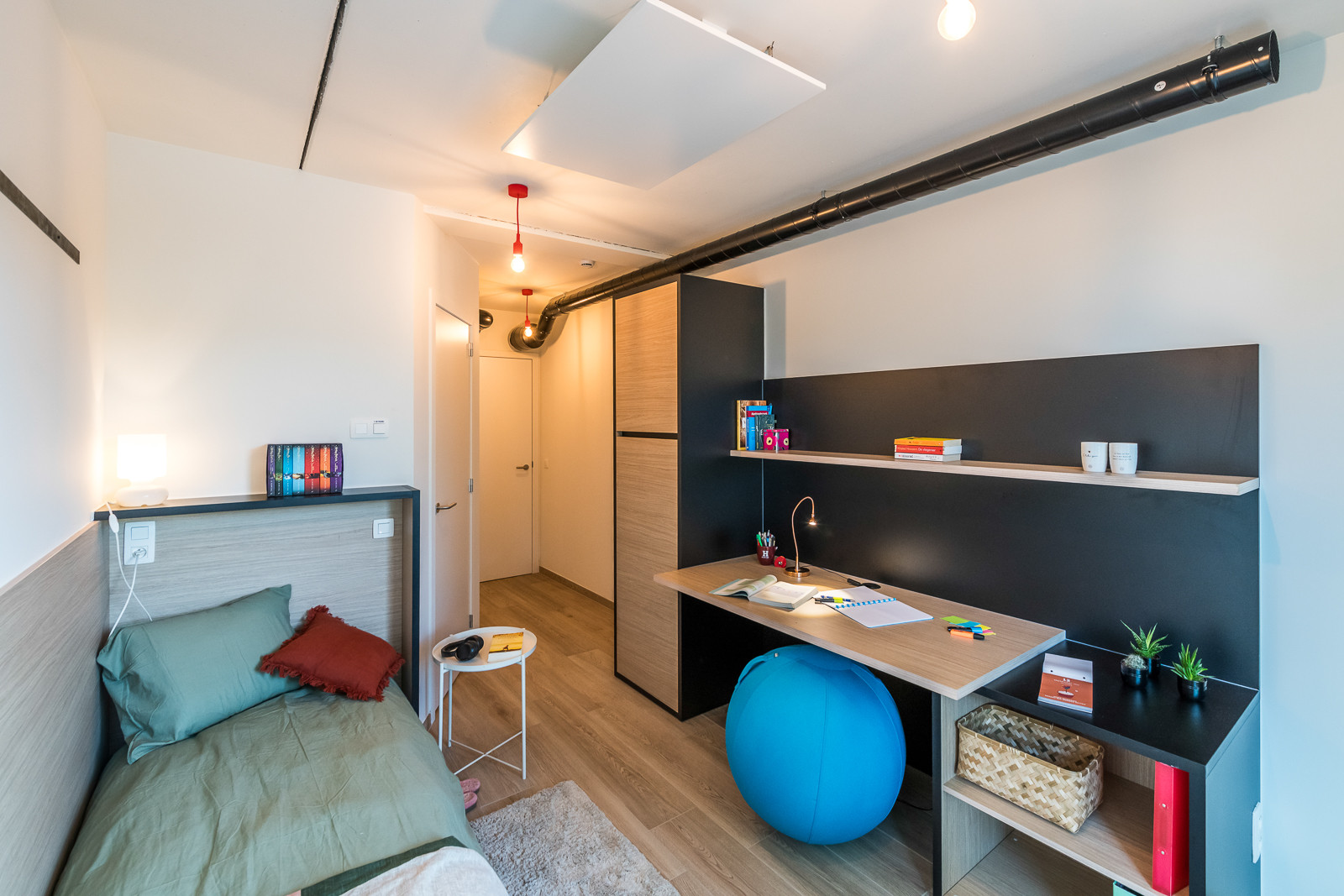 Interieur van een Field Upkot-kamer, ingericht voor studenten.