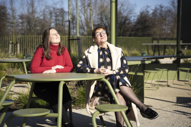 Véronique en Céline aan een bank in de tuin van Upoffiz