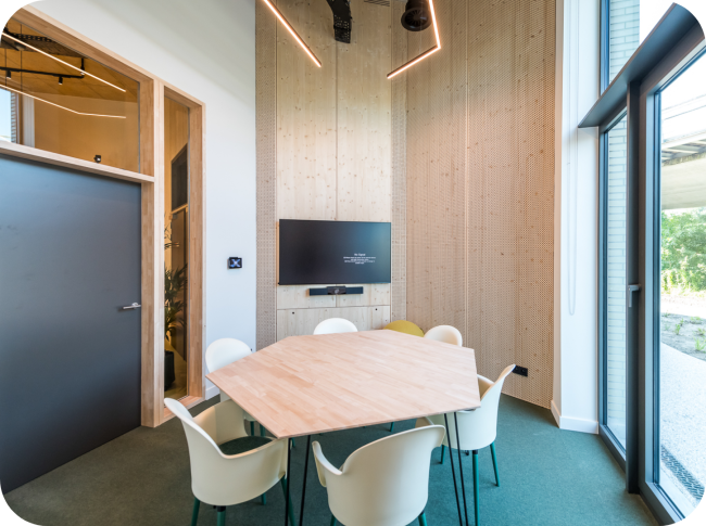 Een foto van een vergaderruimte bij Upoffiz  opgebouwd met houten binnenwanden in functie van duurzaamheid.