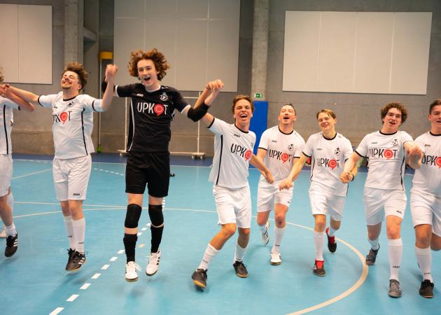 de jongens van Bro Upkot FC winnen een match