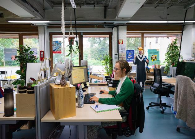 MedeMerker achter bureau