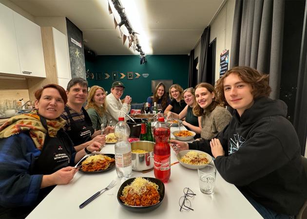 Upkot studenten die een spaghetti verorberen in de gemeenschappelijke keuken van Bro Upkot
