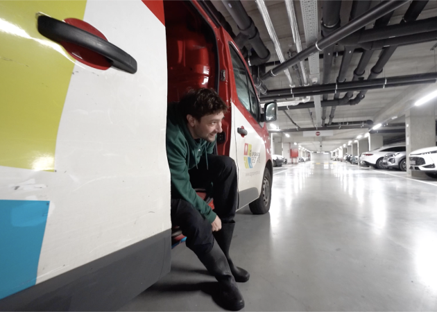 Medewerker van Upgrade Estate van team facility die zich klaarmaakt voor een klus
