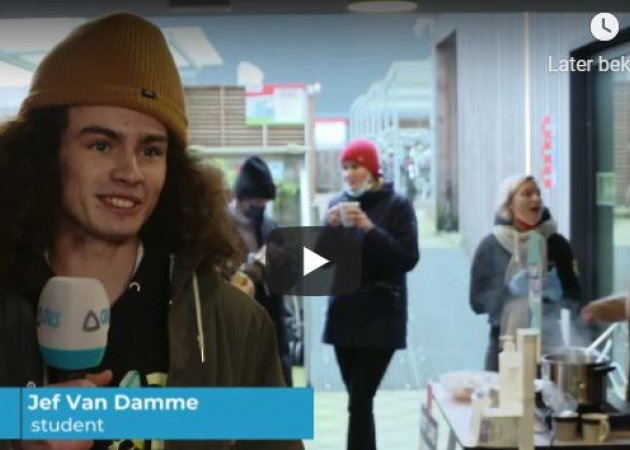 Grootouders maken soep voor blokkende kleinkinderen