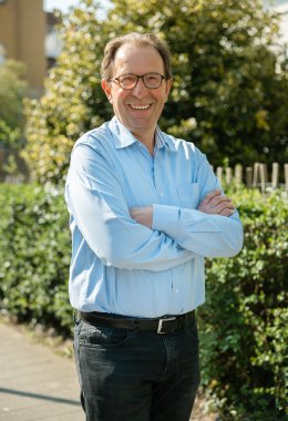 Investeerder Frank Bouchier helpt met het bosbouw-project