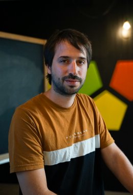 Robin geeft les Nederlands in de Upgrade Academy 