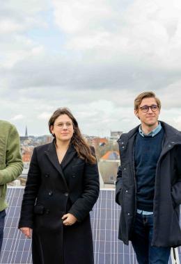 Team Climate Action op het vernieuwde dak met zonnepanelen van ons oudste gebouw