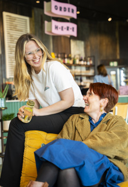Een bar met ballen - Upgrade Estate