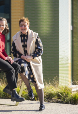 Véronique en Céline in de tuin van Upoffiz