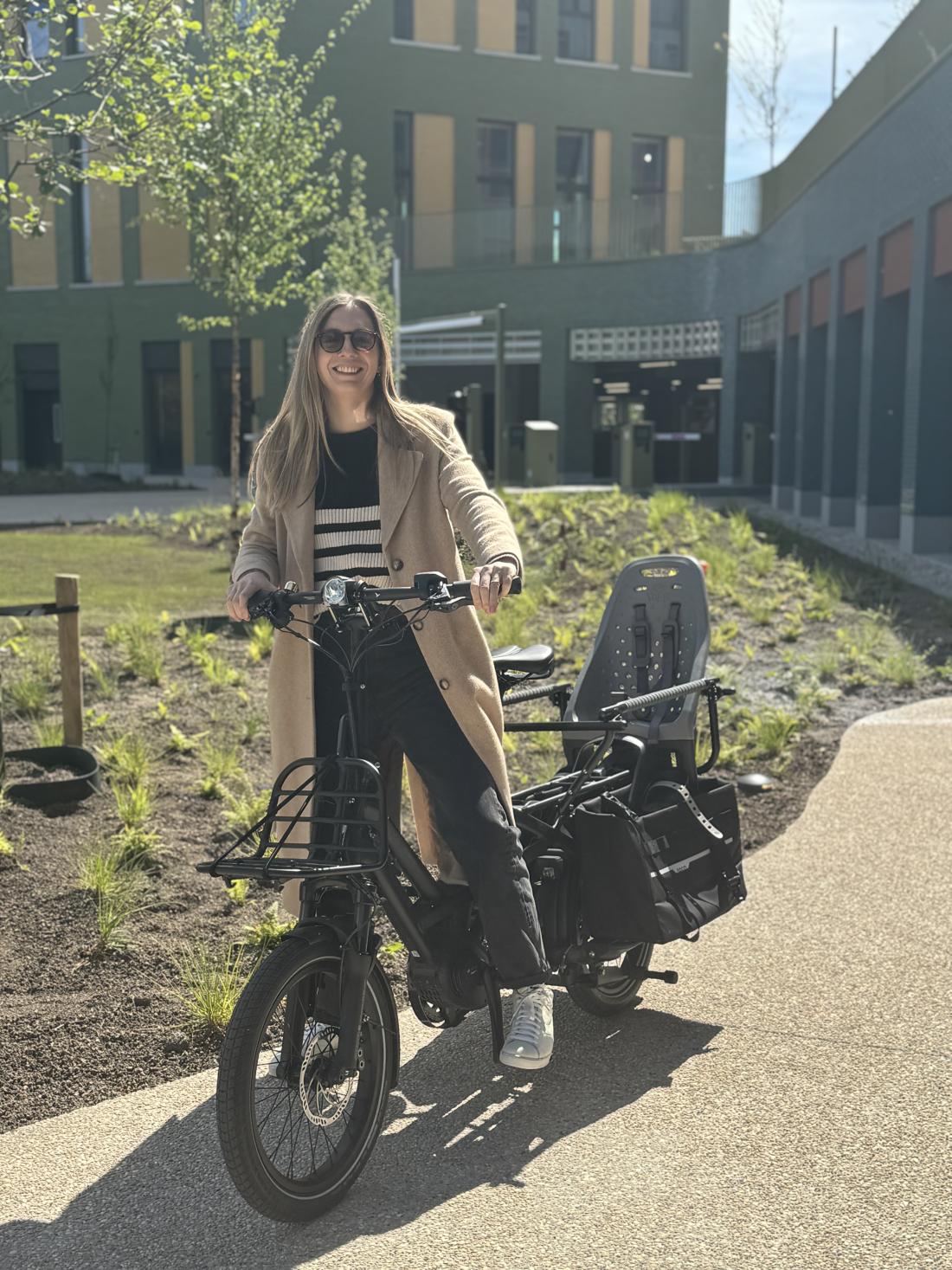 Anouk met elektrische fiets