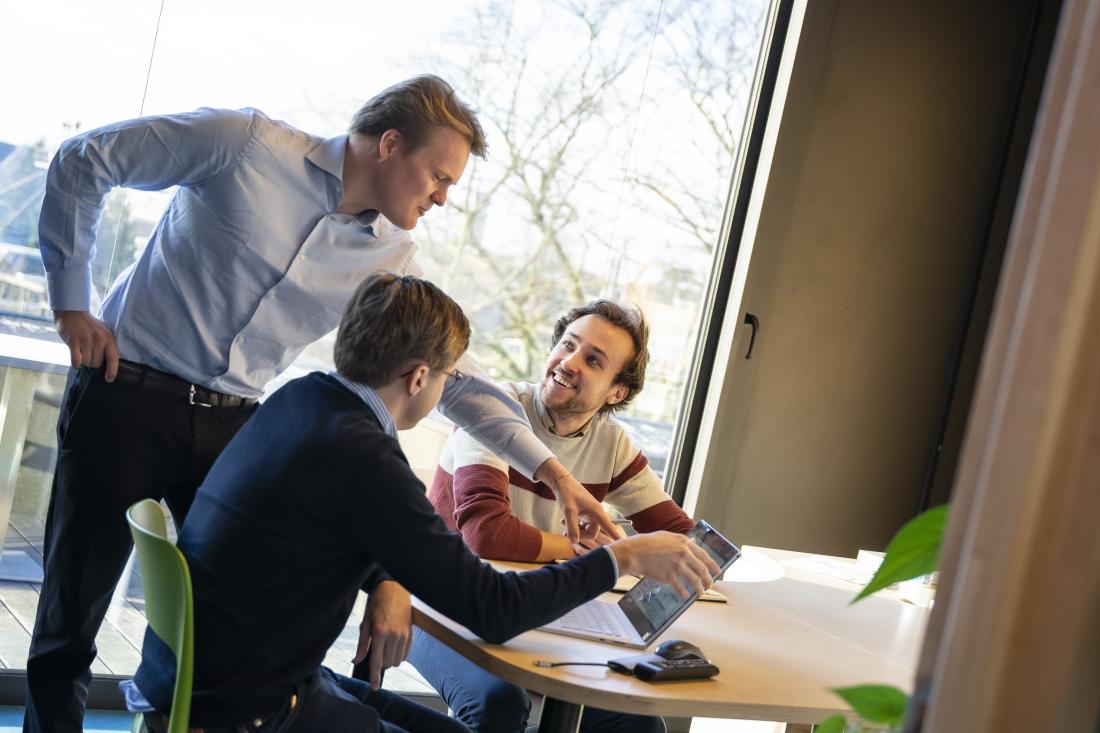 Werknemers die samenwerken en aan het werk zijn bij Upgrade Estate