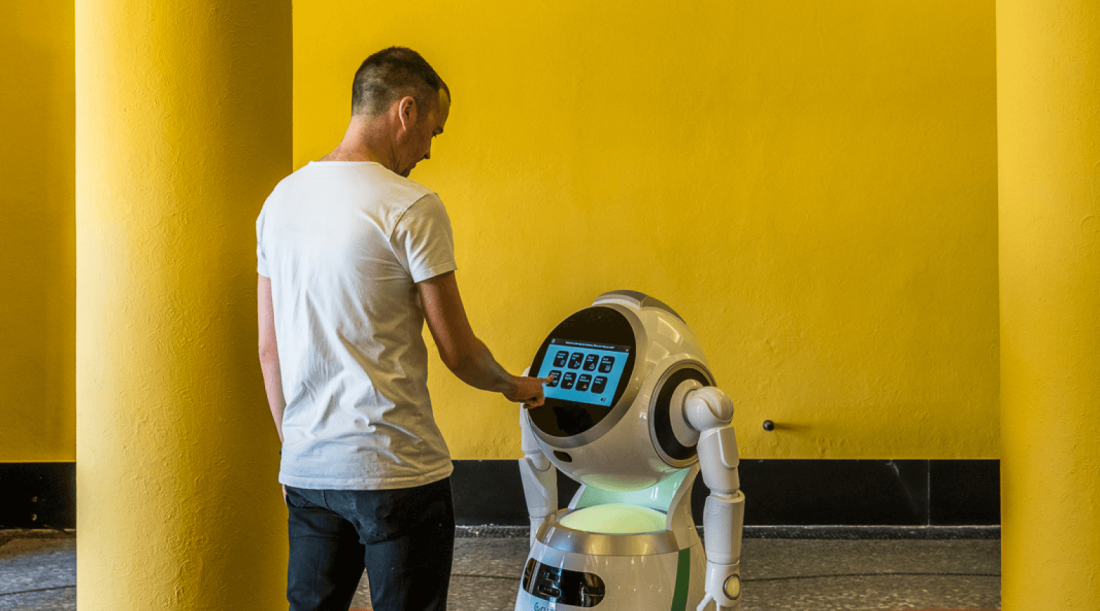 Werknemer experimenteert met robot in innovatiecultuur